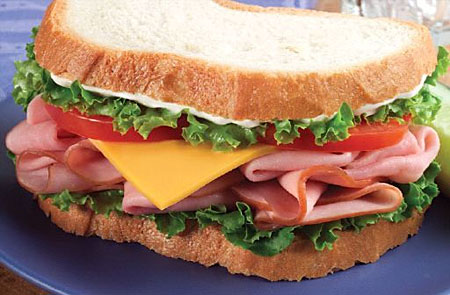 Обнаруживший в сэндвиче нож житель Нью-Йорка подал иск на один миллион долларов