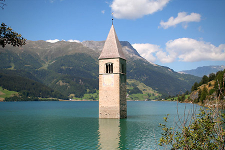 Небольшой городок в Италии был преднамеренно погружен в воду, чтобы создать озеро!