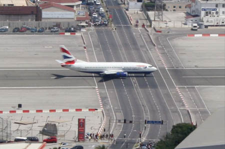 Единственная дорога, соединяющая Гибралтар с Испанией, закрывается каждый раз, когда приземляется самолет!