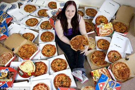 Страх перед пищей заставляет девушку есть одну лишь пиццу